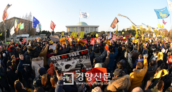 “시민이 이겼다” 9일 오후 서울 여의도 국회의사당 정문 앞에서 박근혜 대통령 탄핵소추안 표결을 기다리던 시민 1만여명이 가결 소식을 전해 듣고 환호하고 있다. 이석우 기자 foto0307@kyunghyang.com