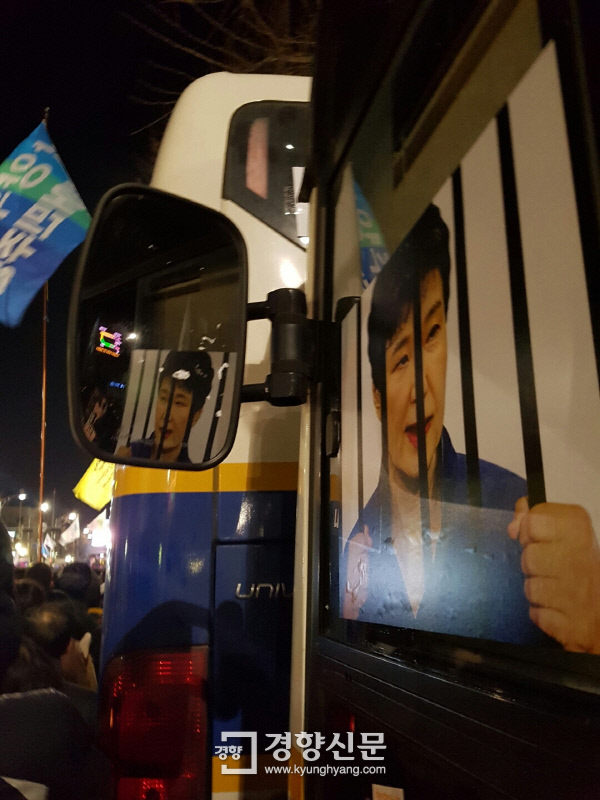 10일 청와대 인근 경찰버스에 쇠창살에 갇힌 박근혜 대통령 그림이 붙어있다.｜노도현 기자