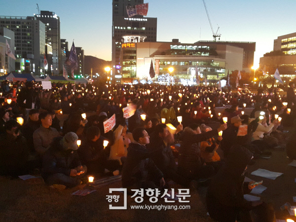 10일 경남 창원시청 앞 창원광장에서 열린 ‘7차 경남시국대회’에 참가자들이 ‘박근혜 구속’을 외치고 있다.