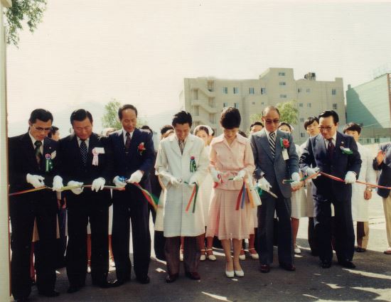 1977년 6월 3일 경로의원 개원식 모습.  오른쪽 세번째 박근혜 영애가 개원 테이프를 끊고 있다. 맨 왼쪽이 변창남 목사