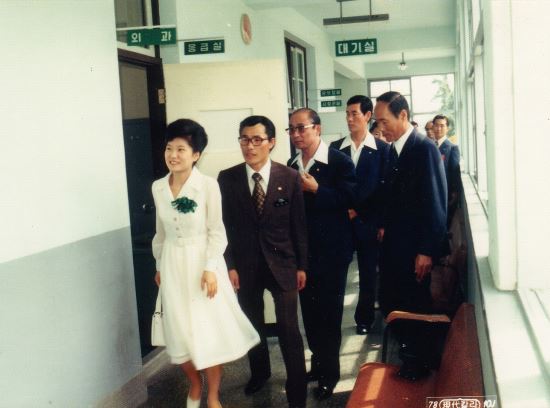 1976년 6월 23일 박근혜 대통령이 명예총재 시절 부산 야간무료의원을 방문했다. 박 대통령 뒤가 변창남 목사. 그 뒤가 최태민.
