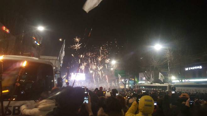 서울 광화문 광장에 80만명의 군중이 운집한 가운데 10일 열린 제7차 촛불집회에서 주최측이 청와대와 가까운 청운효자 주민센터 인근에서 폭죽을 터트리고 있다. [사진=연규욱 기자]