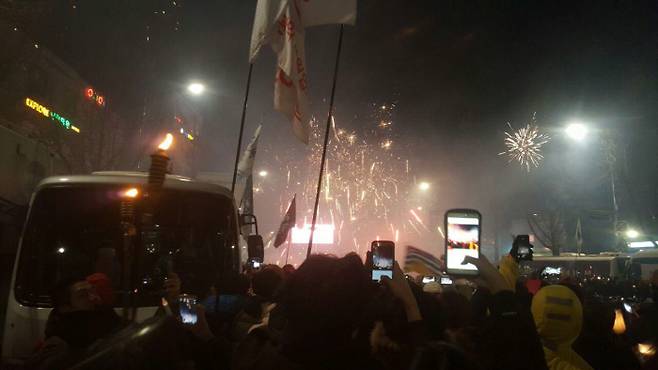 서울 광화문 광장에 80만명의 군중이 운집한 가운데 10일 열린 제7차 촛불집회에서 주최측이 청와대와 가까운 청운효자 주민센터 인근에서 폭죽을 터트리고 있다. [사진=연규욱 기자]