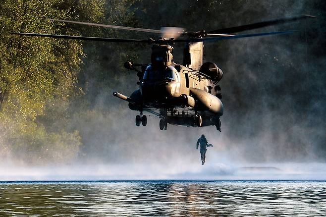 지상군 침투 특수작전 헬기인 MH-47의 침투 장면 © 양욱 제공