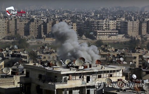 알레포에 남아 있는 반군지역에서 9일 시리아군의 공습을 받아 연기가 솟아오르고 있다. [AP=연합뉴스]
