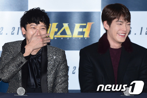 배우 강동원, 김우빈(오른쪽)이 환하게 웃고 있다. © News1star/ 권현진 기자