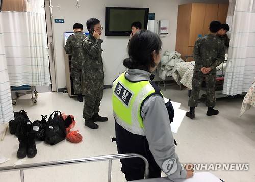 (울산=연합뉴스) 김근주 기자 = 울산 북구 군부대에서 13일 발생한 폭발 추정 사고의 부상병들이 이송된 울산대학교병원. 군 관계자들이 수습을 위해 나와 있다. 2016.12.13 canto@yna.co.kr