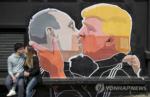 도널드 트럼프 미국 대통령과 블라디미르 푸틴 러시아 대통령의 친근한 관계를 풍자하는 리투아니아 거리의 벽화[AP=연합뉴스 자료사진]