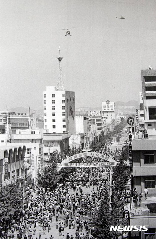 【광주=뉴시스】신대희 기자 = 5·18민주화운동 상징 공간인 광주 전일빌딩의 총탄 흔적이 헬기에서 쏜 것으로 보인다고 분석한 국립과학수사연구원이 14일 "옛 전남도청 쪽에서 금남로 방향으로 돌면서 사격한 것으로 추정된다"고 밝혔다. 사진은 1980년 5·18 당시 광주 동구 금남로 전일빌딩 주변 모습. (사진 = 5·18 기념재단 제공 사진 촬영) photo@newsis.com