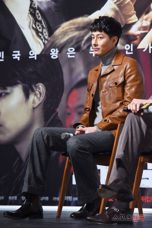 영화 '더 킹' 제작발표회에 참석하고 있는 조인성. 사진=이규연 기자 fit@hankooki.com