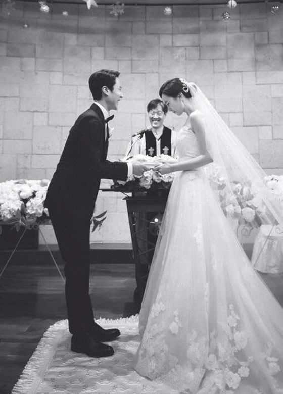 배우 정우와 김유미가 지난 1월 서울의 한 교회에서 결혼식을 올리고 있는 모습. [사진=FNC엔터테인먼트]