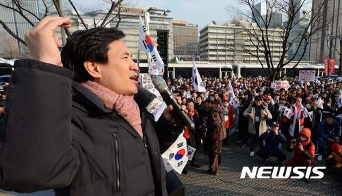 【서울=뉴시스】홍효식 기자 = 새누리당 김진태 의원이 17일 오후 서울 종로구 세종문화회관 옆 세종로 공원에서 열린 '보수단체 애국시민 총집결 대회'에 참석해 발언하고 있다. 2016.12.17. yesphoto@newsis.com