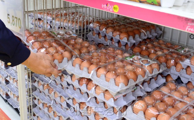 [사진설명=고병원성 조류인플루엔자(AI)의 영향으로 계란 한판의 가격이 최대 8000원을 돌파하며 ‘계란 대란’이 현실화되고 있다. 사진=이상섭 기자/babtong@heraldcorp.com ]