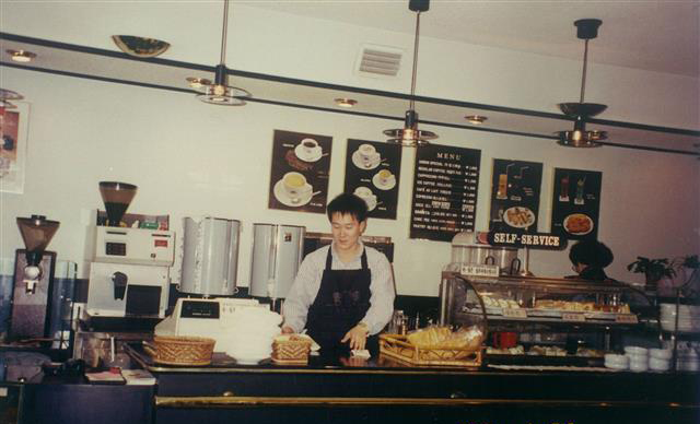 커피의 추억 - 1989년 문을 연 서울 중구 을지로3가에 위치한 쟈뎅 커피전문점. 프런트 한쪽에 재떨이가 보인다. 쟈뎅은 국내에서 처음으로 커피전문점을 열었다. 쟈뎅 제공