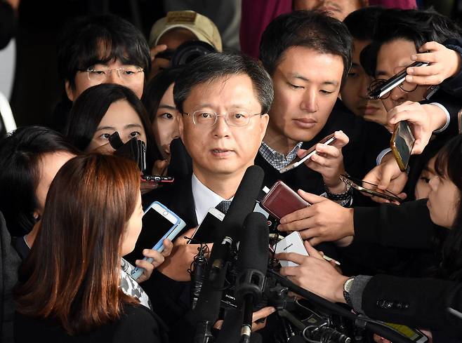 지난달 6일 서울중앙지검에 출석한 우병우 전 청와대 민정수석이 기자들에게 둘러싸여 있다. 사진공동취재단