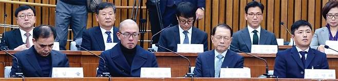 김종 전 문체부 차관, 차은택 씨, 김기춘 전 대통령 비서실장, 고영태 씨(왼쪽부터)가 나란히 2차 청문회에 증인 신분으로 참석했다. 고씨는 “하고 싶은 말이 많았는데 시간이 부족해 아쉬웠다”라고 말했다.
