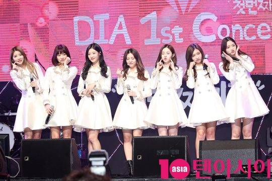 걸그룹 다이아가 24일 오후 서울 광진구 광장동 예스24 라이브홀에서 열린 단독 콘서트 ‘첫 번째 기적’ 기자간담회에 참석해 포토타임을 갖고 있다. / 사진=이승현 기자 lsh87@