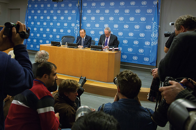 반기문 유엔 사무총장은 12월16일 뉴욕 유엔본부에서 가진 유엔 출입기자단과의 기자회견에서 “한국 국민들이 현재의 위기 극복에 도움을 줄 수 있는 새로운 형태의 포용적 리더십을 간절하게 원하고 있음을 알고 있다”고 말했다. © Xinhua 연합