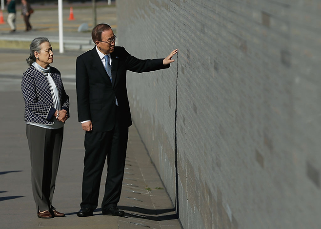 반기문 유엔 사무총장이 2016년 8월9일 부인 유순택 여사와 함께 아르헨티나의 수도 부에노스아이레스를 방문했을 때의 사진. 반 총장 내외는 우현씨를 비롯해 총 1남2녀의 자녀를 두고 있다. © AP 연합