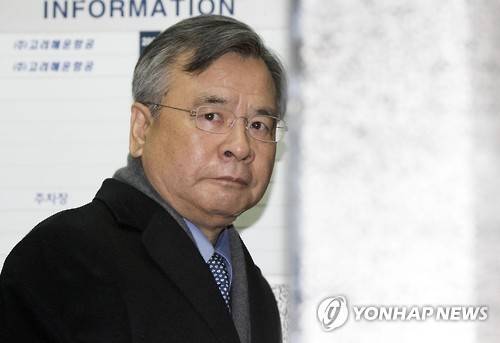 출근하는 박영수 특검 (서울=연합뉴스) 윤동진 기자 = 박근혜 대통령의 비위 의혹과 최순실 게이트를 수사 중인 박영수 특별검사가 26일 오전 서울 강남구 대치동 특검 사무실로 출근하고 있다. mon@yna.co.kr