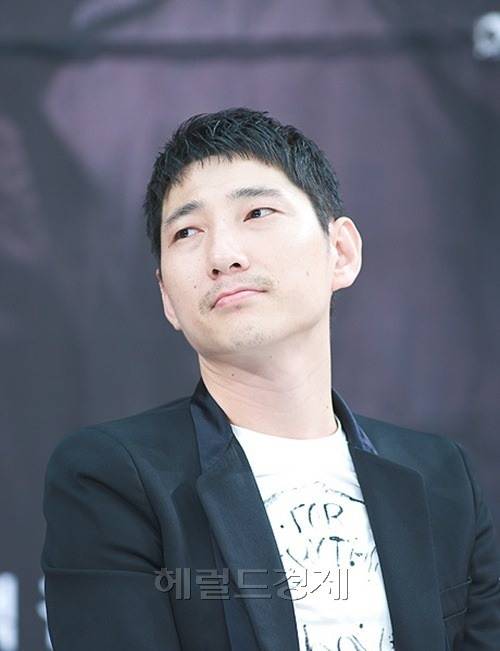 배우 정운택이 '리얼극장-행복'에 출연해 어두웠던 과거와 근황을 공개했다.