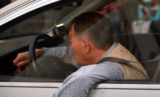 나이는 숫자일 뿐이라지만 승객들은 불안하기만 하다. 서울 개인택시 운전자들의 평균 연령은 61.4세로 고령화가 심각하다.
