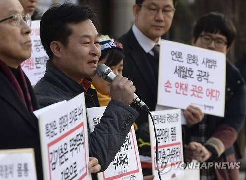 김기춘 고발 특검 앞 회견 (서울=연합뉴스) 서명곤 기자 = 민주사회를 위한 변호사 모임과 참여연대, 4월16일의 약속 국민연대가 28일 오후 서울 대치동 박영수 특별검사 사무실 앞에서 김기춘 전 청와대 비서실장 고발 기자회견을 하고 있다. seephoto@yna.co.kr