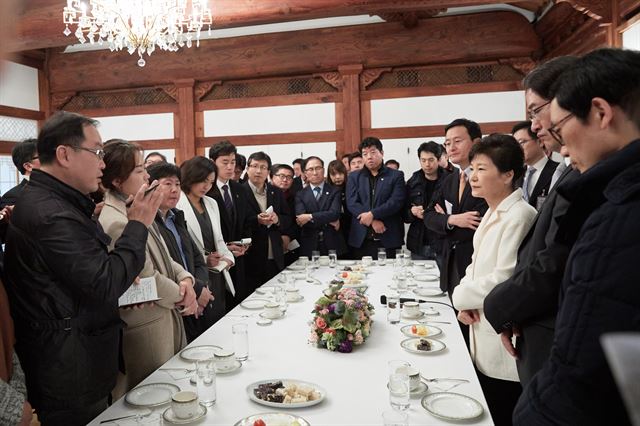 박근혜 대통령이 1일 신년을 맞아 청와대 상춘재에서 춘추관 출입기자들과 만나 대화를 나누고 있다. 청와대 제공