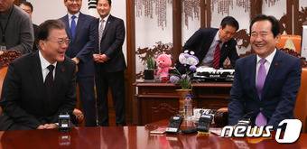 문재인 전 더불어민주당 대표가 2일 서울 여의도 국회 의장실을 찾아 정세균 의장과 새해 덕담을 나누고 있다. 2017.1.2/뉴스1 © News1 허경 기자