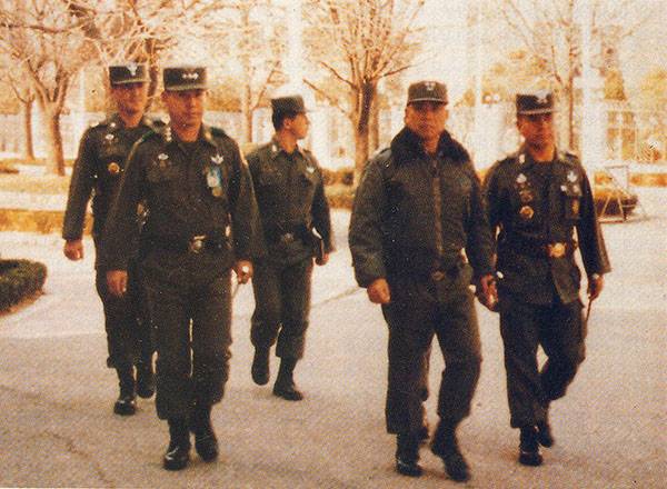 기구한 인연:12·12사태 직전 장태완 수경사령관(왼쪽 두번째)이 휘하 부대인 청와대 33경비단을 찾아 인왕산에서 김진영 33단장(지휘봉 든 사람)으로부터 부대 배치 현황을 보고받고 있다. 며칠 후 김진영 대령은 12·12사태 주역으로 변신했다.