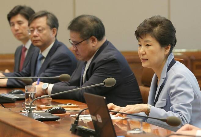 박근혜 대통령이 지난해 10월20일 청와대에서 열린 수석비서관 회의에서 미르재단과 K스포츠 재단에 대한 입장을 밝히고 있다. 청와대사진기자단