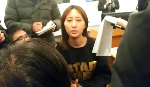덴마크에서 체포된 정유라, 영장심사 전 인터뷰중인 모습 (사진='길바닥저널리스트' 박훈규 PD 제공)
