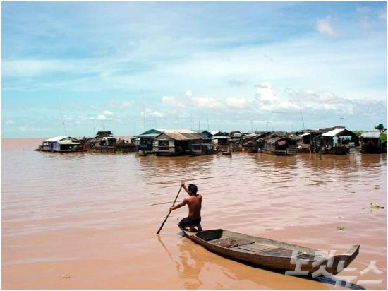 동남아시아에서 가장 큰 호수로 캄보디아인들에게 60% 이상의 단백질을 제공하는 톤레삽 호수(사진=투어2000 제공)