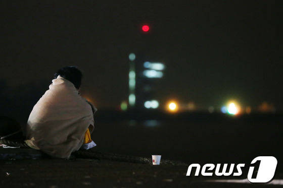 2014년 4월16일 세월호 참사가 발생한 이튿날 전남 진도군 임회면 팽목항에서 한 실종자 가족이 구조소식을 기다리고 있다./사진=뉴스1