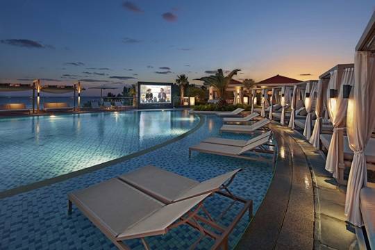 제주신라호텔 어덜트풀 플로팅시네마.ⓒ호텔신라