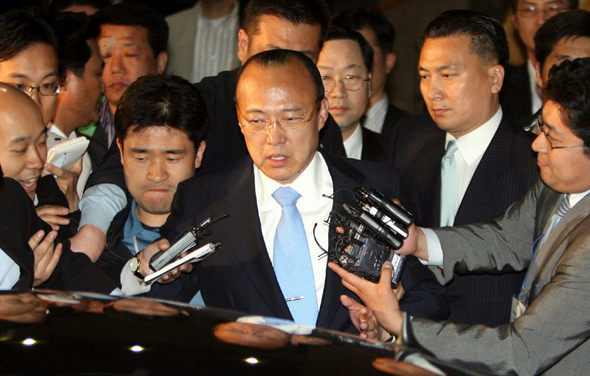 김승연 한화그룹 회장이 2007년 서울 남대문경찰서에서 밤샘조사를 받고 나와 차에 오르고 있다. 박종식 기자 anaki@hani.co.kr