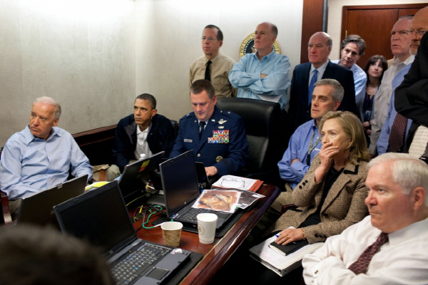 2011년 5월1일 오바마가 백악관 상황실 구석에 앉아 힐러리 클린턴 국무장관, 로버트 게이츠 국방장관 등과 함께 오사마 빈라덴 사살 작전을 지켜보고 있다.   백악관