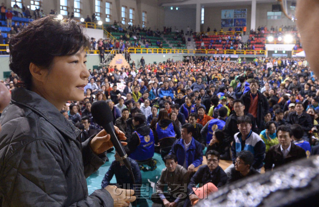 세월호 참사 다음날인 2014년 4월 17일, 당시 실종자 가족들이 모인 전남 진도체육관에 방문한 박근혜 대통령 [사진=헤럴드경제DB]