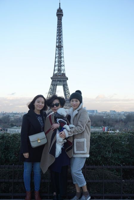 지난해 2월 반려견 `꼬깜이`와 함께 프랑스 파리를 찾은 송하린(31)씨 가족. 송씨는