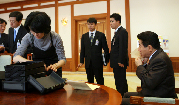 2007년 1월9일 집무실에서 회의하기 직전 ⓒ 장철영