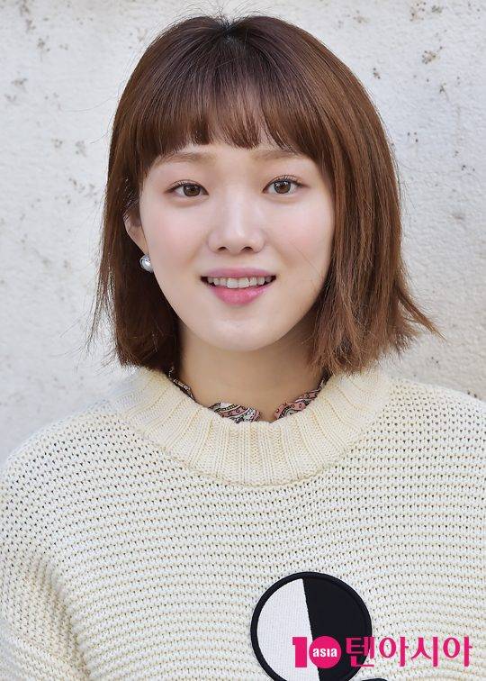 MBC드라마 ‘역도요정 김복주’ 에서 열연한 배우 이성경이 13일 오후 서울 마포구 합정동의 한 카페에서 텐아시아와 인터뷰에 앞서 포즈를 취하고 있다/사진=조준원 기자 wizard333@