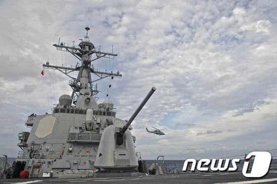 미 해군이 지난달 말 동해에서 군사 훈련을 하고 있다. © AFP=뉴스1