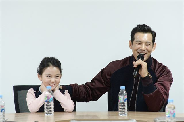 허정은(왼쪽)과 오지호가 유쾌한 웃음을 지으며 ‘오 마이 금비’ 종영 소감에 대해 말하고 있다. KBS 제공