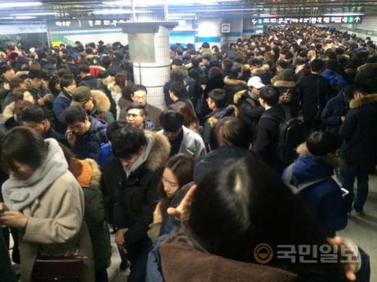 13일 오후 7시쯤 사당역 상황. 지하철 2호선과 4호선 승객이 뒤엉켜 혼잡이 빚어졌다. 사진=국민일보 독자 박모씨 제공