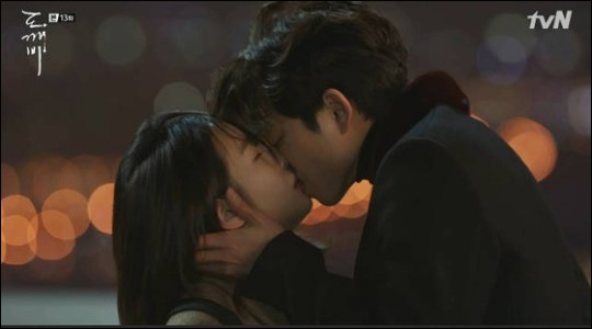 '도깨비'가 공유 김고은의 로맨스 결말에 관심이 쏠리고 있는 가운데 14일 결방을 결정해 팬들을 한숨 짓게 했다. tvN 방송 캡처.