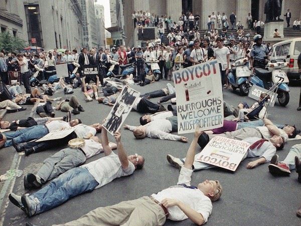 1989년 9월 뉴욕 증권거래소 광장에 드러누운 'ACT-UP' 'GMHC' 등 동성애자 인권단체 활동가들의 시위. liberationschool.org