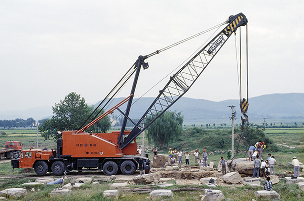 ⓒ국립경주문화재연구소 제공 1978년 7월28일, 황룡사지 구층 목탑 터에서 30t에 이르는 심초석을 포항제철에서 빌린 크레인으로 끌어 올리고 있다.