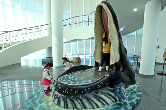국립해양생물자원관의 혹등고래 포토존에서 아이들이 놀고 있다. <사진=한국관광공사 제공>
