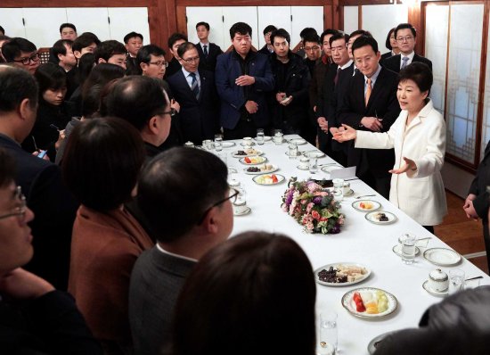 지난 1일 청와대에서 출입기자단과 티타임을 하고 있는 박근혜 대통령. 박영수 특검팀은 박 대통령을 늦어도 2월 초순까지 조사해야 한다고 17일 공개적으로 밝혔다. 청와대 제공