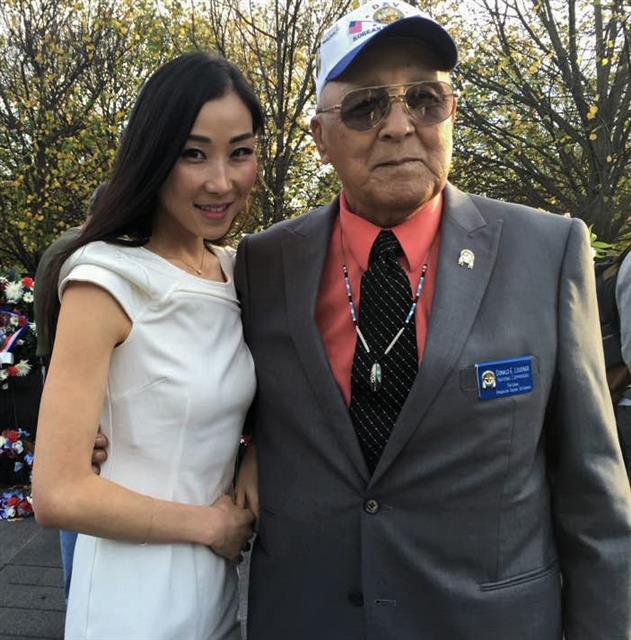 한나 김(왼쪽)씨가 지난 5월 미국 워싱턴 한국전참전용사기념공원에서 아메리칸인디언 참전용사협회장과 함께 사진을 찍고 있다.한나 김씨 제공